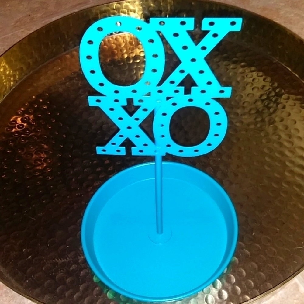 𝅺claire’s XOXO earring holder